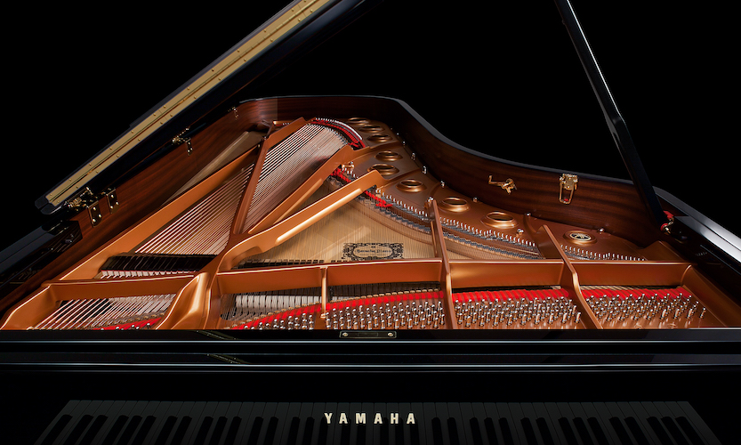 Piano Yamaha segunda mano U5 U5D de 131cm de altura con pedal sostenuto