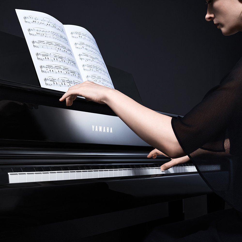 CLP-875PE_Clavinova_hands_1 CLP-875