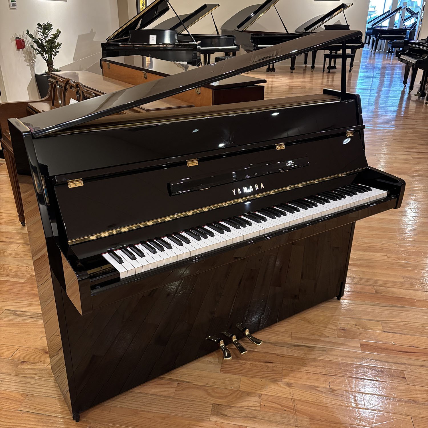 Yamaha Piano, Model MX80 Polished Ebony, 1993 | Faust Harrison Pianos